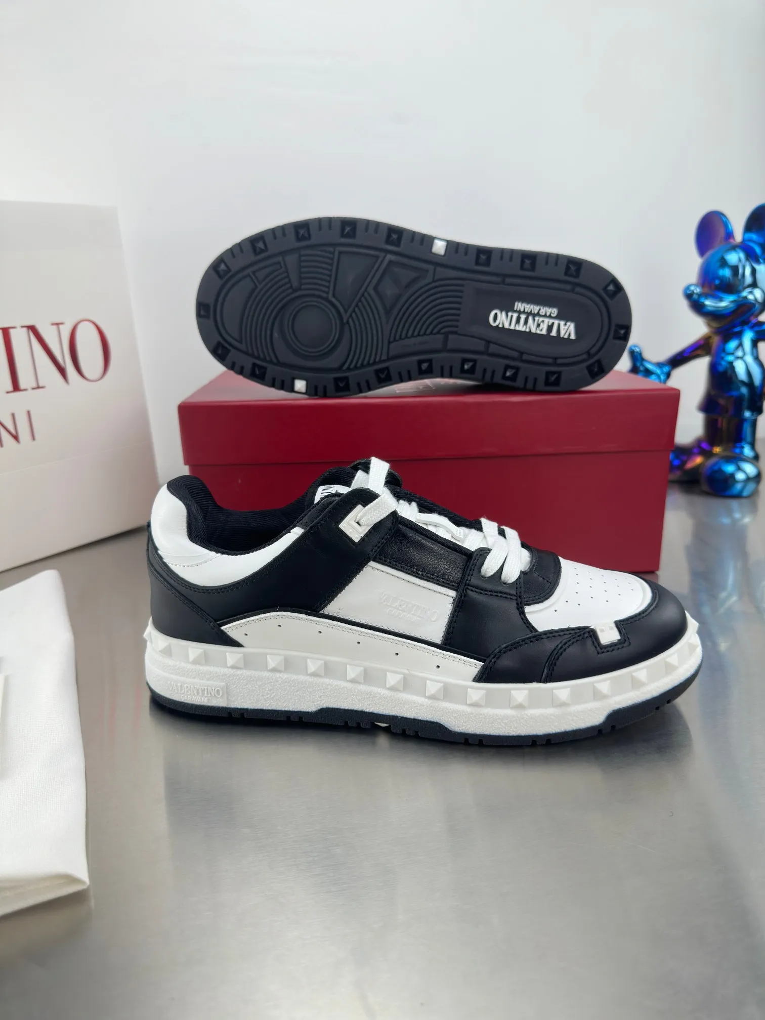 👟👟Ex-factory price 640👟👟 🔺Valentino🔺 Valentino VT 2024 early spring white shoes casual shoes! Top version!  Original 1:1 mold opening! Lasting + oil edge craftsmanship, classic splicing, fashionable and versatile, 🎁Full set of packaging at the same time at the counter. Fabric: Customized cowhide. Lining: Original breathable mesh. Outsole: Original TPU material outsole. Non-slip and wear-resistant. Size: Female 35-40! Male 39～45